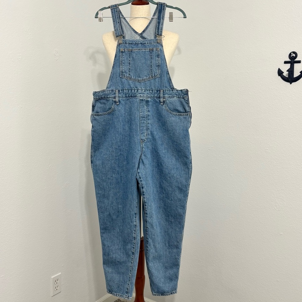Levi's Women’s Relaxed Fit, Tapered Leg Overalls in Med Wash, Side Zipper, EUC